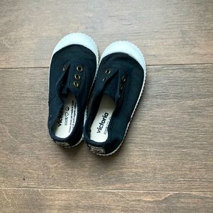 Victoria size 23, black (6.5)